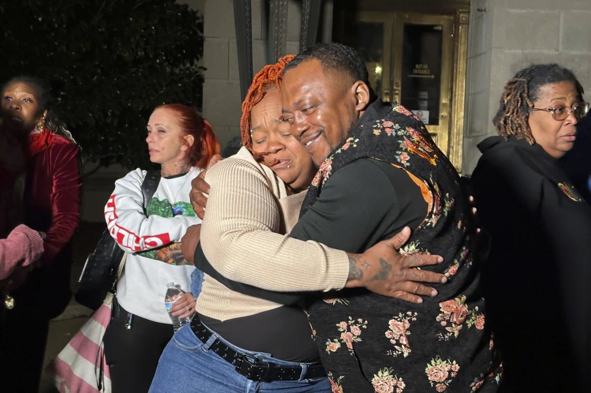 BREAKING 💥 Jury convicts former Kentucky officer, Brett Hankison of using excessive force on Breonna Taylor during deadly raid. 

Breonna Taylor’s mother upon hearing the verdict “It took a lot of time. It took a lot of patience. It was hard. The jurors took their time to really