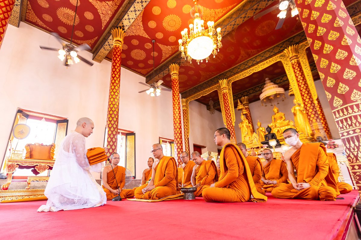 weintrend_tv's tweet photo. “พระมิว” เข้าสู่ร่มกาสาวพัสตร์ ได้รับฉายาทางธรรม “ปุญญวัฑฒโน”

นับเป็นอีกหนึ่งวันสำคัญในชีวิต ของศิลปินหนุ่ม “มิว ศุภศิษฏ์ จงชีวีวัฒน์” ที่ตั้งใจทำสิ่งนี้มานาน พร้อมเคลียร์งานทุกสิ่งอย่าง จนได้ฤกษ์งามยามดีเข้าพิธีอุปสมบท บวชทนแทนคุณบิดามารดา และเข้าศึกษาพระธรรมอย่างจริงจัง ในวันจันทร์ที่ 28 ตุลาคม 2567 ที่ผ่านมา ณ วัดบุรณศิริมาตยาราม พร้อมได้รับฉายาทางธรรม “ปุญญวัฑฒโน” แปลว่า ผู้เจริญในบุญ หรือผู้สั่งสมบุญให้เจริญขึ้น โดยมี พระสุทธิสารเมธี ( เจ้าคุณชัยยันต์ ) รักษาการเจ้าอาวาสวัดบุรณศิริมาตยาราม เป็นพระอุปัชฌาย์ ซึ่งงานนี้หัวเรือใหญ่ในการประสานงานต่าง ๆ ตกเป็นหน้าที่ของ “ตุลย์ ภากร ธนศรีวนิชชัย” คนพิเศษของใจที่ตอนนี้กลายมาเป็นคู่หมั้นแล้ว ลงมาดูแลด้วยตัวเองในทุกขั้นตอน

สำหรับพิธีอุปสมบทครั้งนี้ มีพี่น้องในวงการบันเทิงเดินทางมาร่วมงานหลายท่าน อาทิ อนันดา เอเวอริงแฮม, ใหม่ ดาวิกา, ออม สุชาร์, ลูกเกด เมทินี, รัศมีแข ฟ้าเกื้อล้น, คุณหมู ASAVA, คุณโม่ PAINKILLER Atelier, ส้ม มารี, ฟรัง นรีกุล, ตุ๊กกี้ สุดารัตน์, เจนนิษฐ์ โอ่ประเสริฐ, เจน กุลจิราณัฐ, พีเจ มหิดล, เจเจ รัชพล ฯลฯ และเมื่อเป็นงานใหญ่งานสำคัญทั้งที หนุ่ม “มิว ศุภศิษฏ์” ก็เปิดโอกาสให้คนสำคัญในชีวิตของเขาอย่าง Mewlions ( มิวเลี่ยนส์ - ชื่อแฟนคลับ ) ได้เข้าร่วมพิธีด้วย ซึ่งมีแฟนคลับเดินทางมาร่วมอนุโมทนาบุญกว่า 200 คน

โดยทางศิลปินหนุ่ม “มิว ศุภศิษฏ์” หลังจากเสร็จสิ้นพิธีปลงผมนาค ได้ออกมาเผยว่า สำหรับแพลนการเข้าพิธีอุปสมบทนี้ผมวางแพลนบวชมานานพักใหญ่แล้ว แต่ยังติดงานต่าง ๆ อยู่ เลยต้องเลื่อนมาเป็นช่วงปลายปี จนมาได้ฤกษ์บวชในวันนี้ ( 28 ต.ค. 67 ) ครับ ตอนนี้ตื่นเต้นมาก ๆ เพราะถือเป็นครั้งหนึ่งในชีวิต ที่จะได้ทดแทนคุณบิดามารดา และด้วยความที่เราเป็นชาวพุทธ การได้เข้าศึกษาพระธรรมอย่างจริงจังแบบนี้ ถือเป็นโอกาสที่ดีมาก ๆ เลยครับ มีการวางแพลนเอาไว้ว่าจะไปจำวัดที่วัดป่าด้วย ไม่แน่ใจเหมือนกันว่า อาจจะอยู่ที่กรุงเทพฯ 1-2 อาทิตย์ แล้วไปวัดป่าที่เชียงใหม่ต่ออีกประมาณ 1 อาทิตย์ แล้วกลับมาสึกที่กรุงเทพฯ ครับ สุดท้ายนี้ผมขอขอบคุณแฟน ๆ ทุกคน ขอบคุณพี่ ๆ สื่อมวลชนทุกท่าน ขอบคุณผู้ใหญ่หลาย ๆ ท่าน พี่น้องในวงการบันเทิงทุกคน รวมถึงทุกคนที่คอยติดตามอยู่ทางบ้าน ขอบคุณที่มาร่วมอนุโมทนาบุญในวันนี้ครับ

MEW ORDINATION DAY
#ปุญญวัฑฒโนภิกขุ #MewSuppasit #มิวศุภศิษฏ์