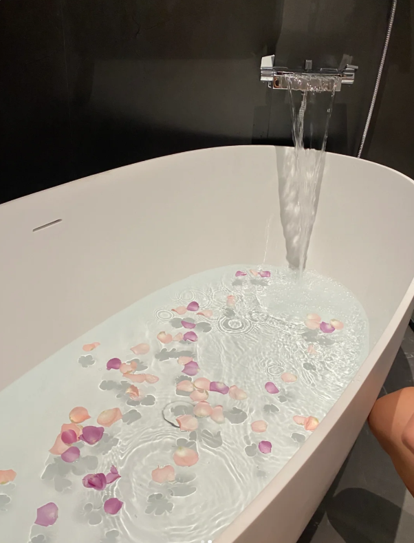 LakeshaKar's tweet photo. The best time at night is to take out each piece for me and take a petal bath🌹Every day I have my own romance https://t.co/3eEGn0BN2q