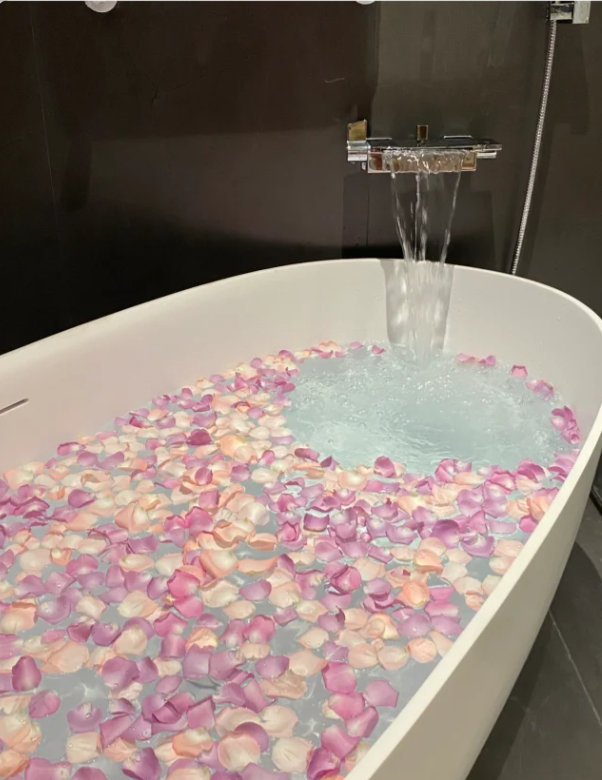 LakeshaKar's tweet photo. The best time at night is to take out each piece for me and take a petal bath🌹Every day I have my own romance https://t.co/3eEGn0BN2q