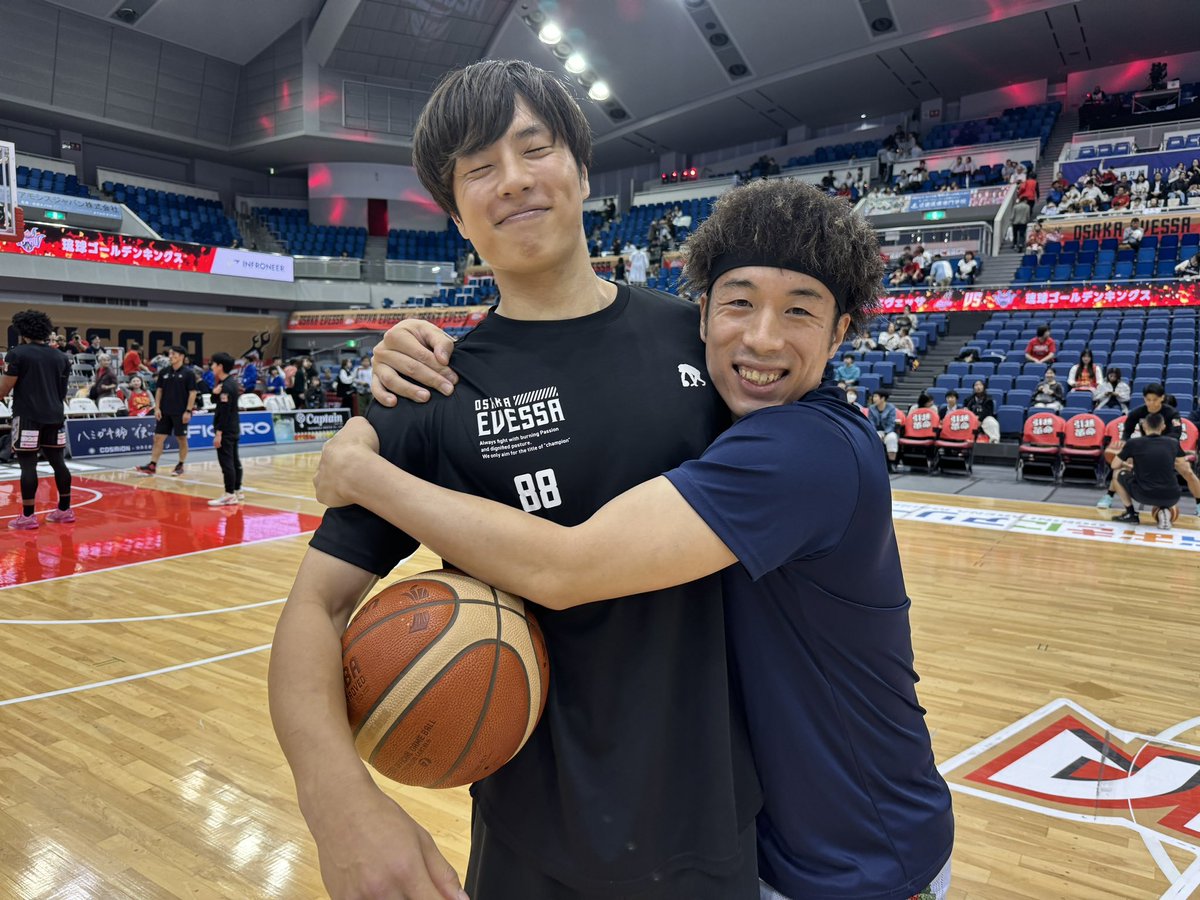 osakaevessa's tweet photo. #牧隼利 選手 × #小野寺祥太 選手🤝

▼バスケットLIVEで視聴🏀
https://t.co/bzyIelUfeZ
#大阪エヴェッサ #琉球ゴールデンキングス #OSAKASOUL #やったるで https://t.co/seM5hYhbZJ