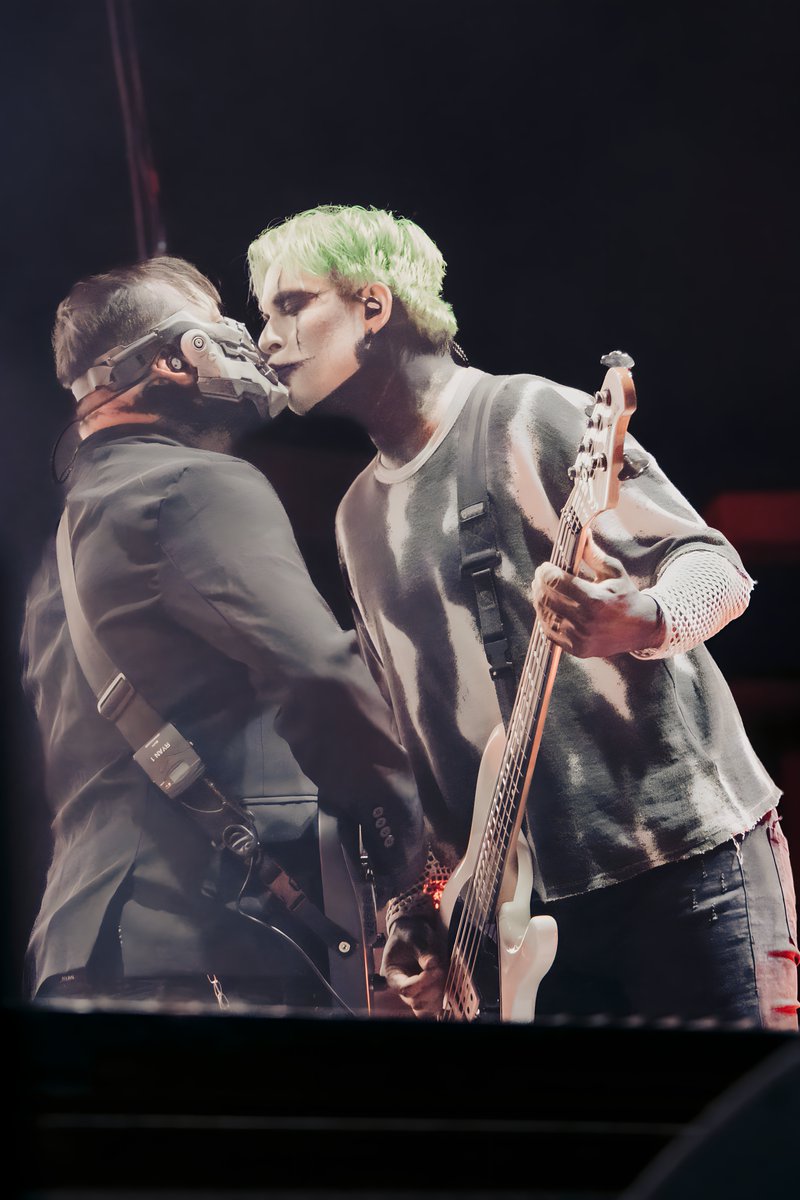 MoheganArenaPA's tweet photo. Creatures. #ApocalypseFest. You have all been so great to us! Plenty of pictures to share, but for now—a kiss goodnight.
#MotionlessInWhite #ApocFest #MIWTWT #ApocalypseFestival #Halloween https://t.co/b3fDtEU9ke