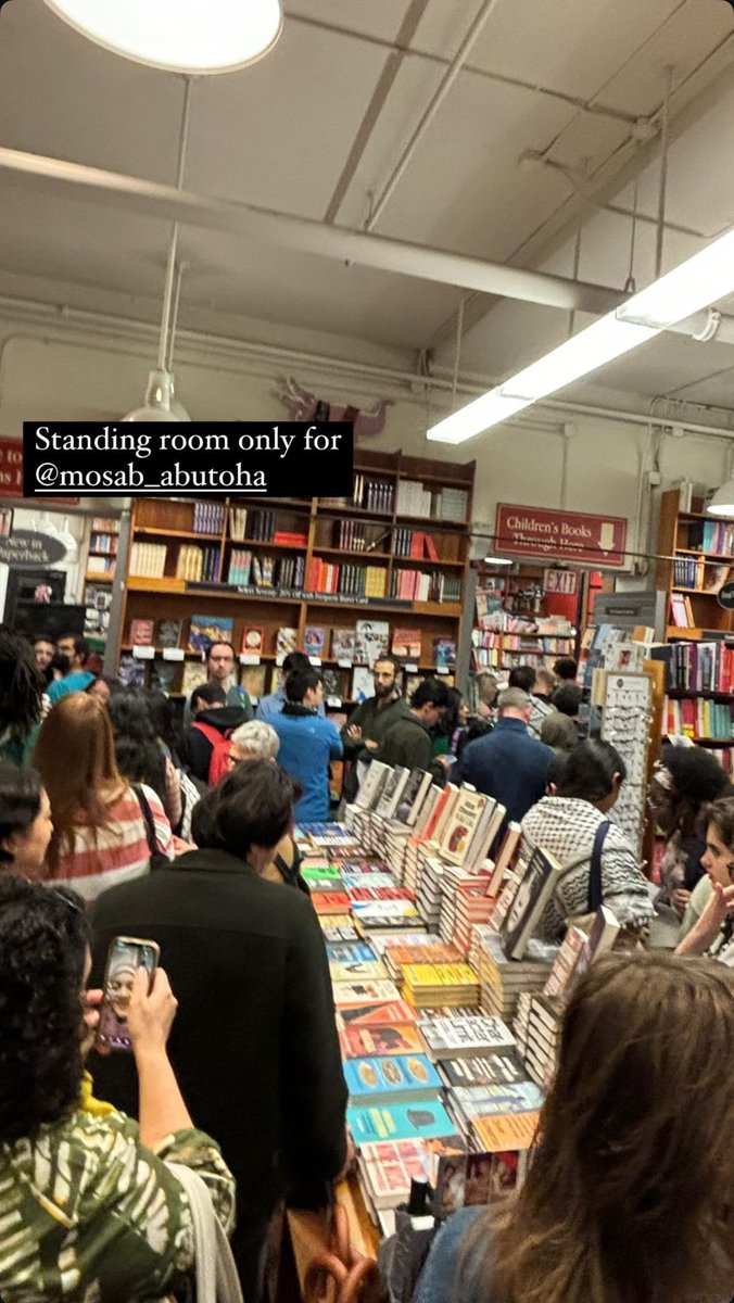 I don’t understand what happened today at Harvard Bookstore, but the room and shelving spaces were filled with people.
I even saw some people watching outside from behind the glass. The books sold out and people asked me to sign on a piece of paper or on a notebook they had.
