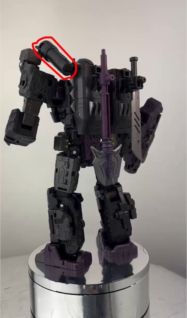 PerspectiveEnd's tweet image. No no no No NOOoooo.

I don't care if this figure looks cool, it is not a clean enough design to be 86 Megatron.