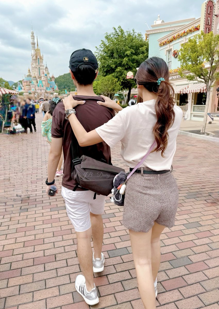 JB Diary , Were a middle class couple Bkk. I drink a lot of soju and Boss  likes to smoke weed.🍁We love to talk about exciting tastes and share  experiences. Last night