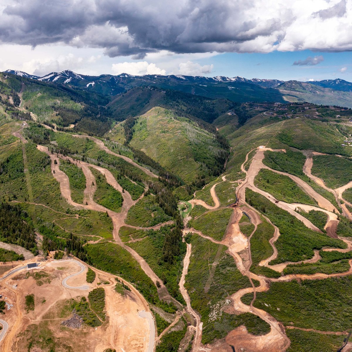 Bradthompsonpc's tweet photo. I'm thrilled to announce the sale of my third lot in Deer Valley®'s East Village, located within the exclusive gated community of Marcella Mountain. This unique neighborhood offers direct ski access, two private ski clubs, and membership to the renowned Tiger Woods Golf Course. https://t.co/c7eR6dQe4t