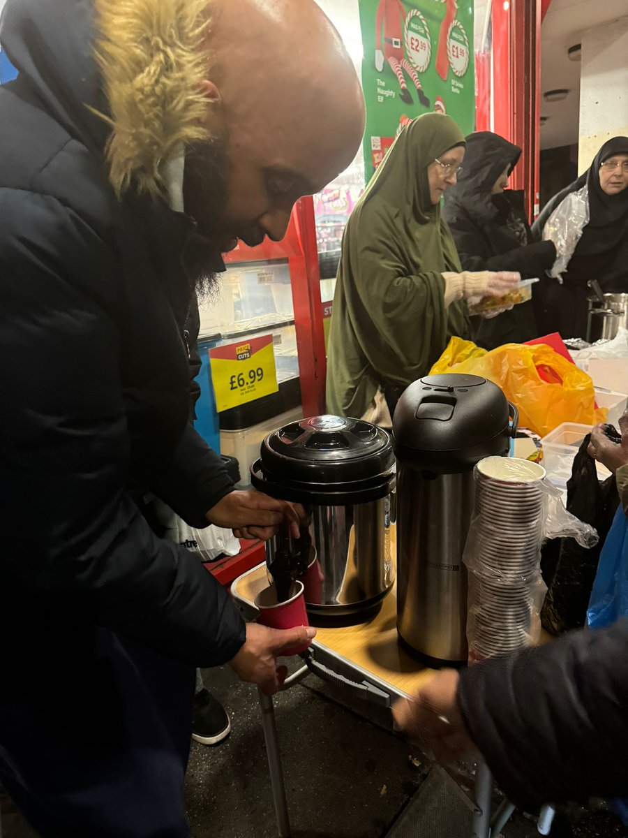 rudol9h's tweet photo. A few pictures from our regular #StreetKitchen in Edmonton, if anyone wants to kindly donate #EdmontonOneCommunity #OneCommunityEdmonton https://t.co/qwHiV6xCa7 https://t.co/oT2vCElik8