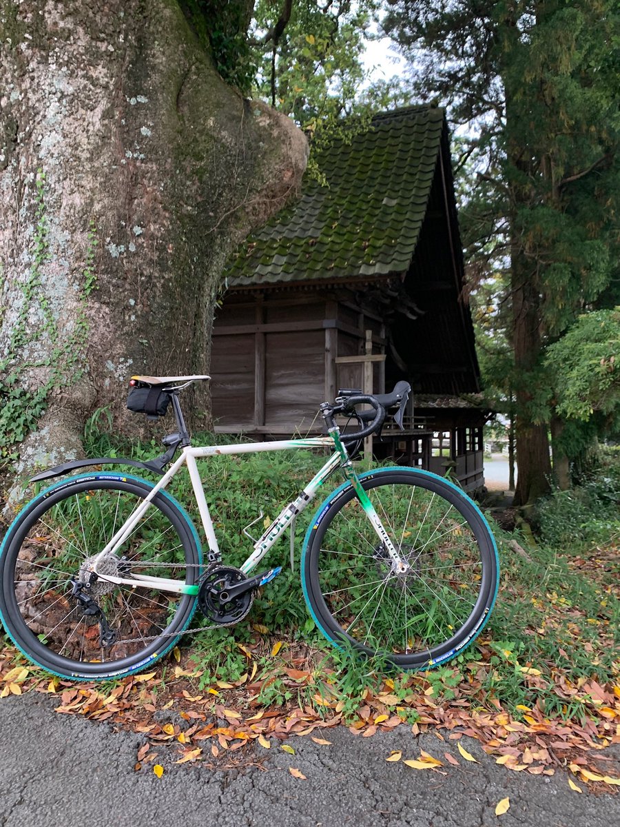 MULLERjapan's tweet photo. 山奥深く、静寂の中に佇む建物。
自然と同化していくように緑に包まれていく。
街で仕事したら、ここに休みに来よう。

#tado
#newmodel 
#spiralchromoly 
#tangechromolyfork 
#gravelbike 
#graveltouring 
#enjoylife 
#enjoyriding 
#mullerjapan 
#mullerjapanbikes https://t.co/rUT5BSchUz