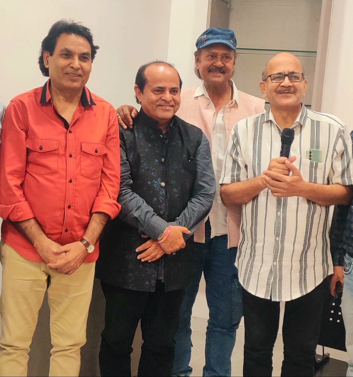 कश्तियां मझधार में हैं नाख़ुदा कोई नहीं
अपनी हिम्मत के अलावा आसरा कोई नहीं

शोहरतों ने उस बुलंदी पर हमें पहुंचा दिया
अब जहां से लौटने का रास्ता कोई नहीं

जी रहे हैं किस तरह अब लोग अपनी ज़िदगी
जैसे दुनिया में किसी से वास्ता कोई नहीं
#देवमणि_पांडेय