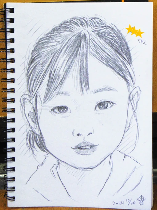 宮前区民祭「ふじみマルシェ」でお描きした似顔絵、お客様に許可いただき掲載✍️😊
この子をお描きしてから2週間後、別のイベントをたまたま訪れたらそこに出店されてた方の娘さんで、再会することができました✨
#似顔絵 #宮前区 #鉛筆画 