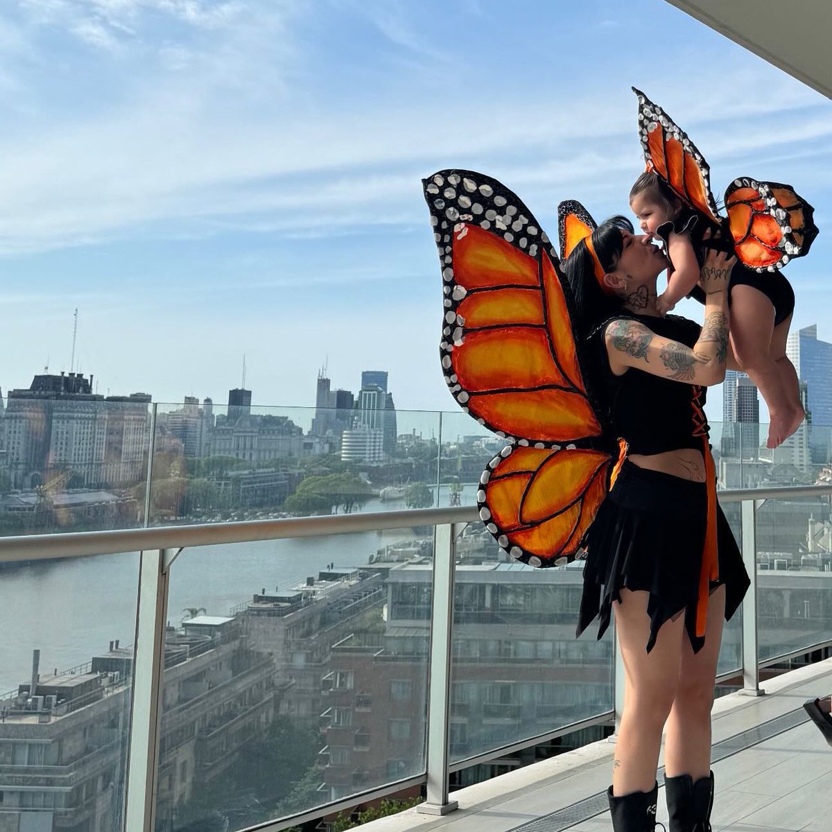 📸 Cazzu e Inti por Halloween 🦋