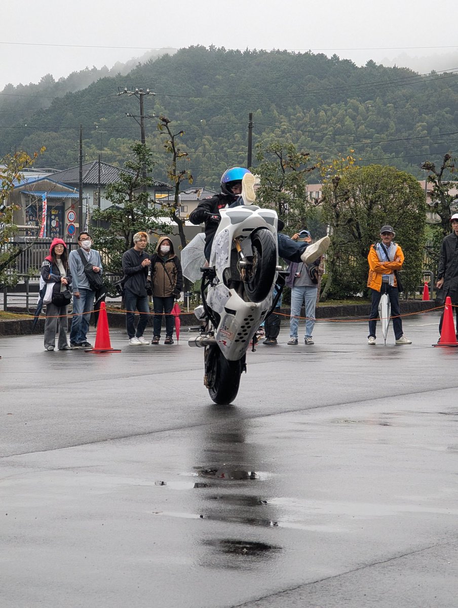 hirarinMOTOtwit's tweet photo. 大雨で路面濡れてるのにスタンドライディングしちゃうなんて、やっぱプロは違う‼️
#NAC
#OGAチャンネル
#OKKUN https://t.co/rh8pFR4AMe
