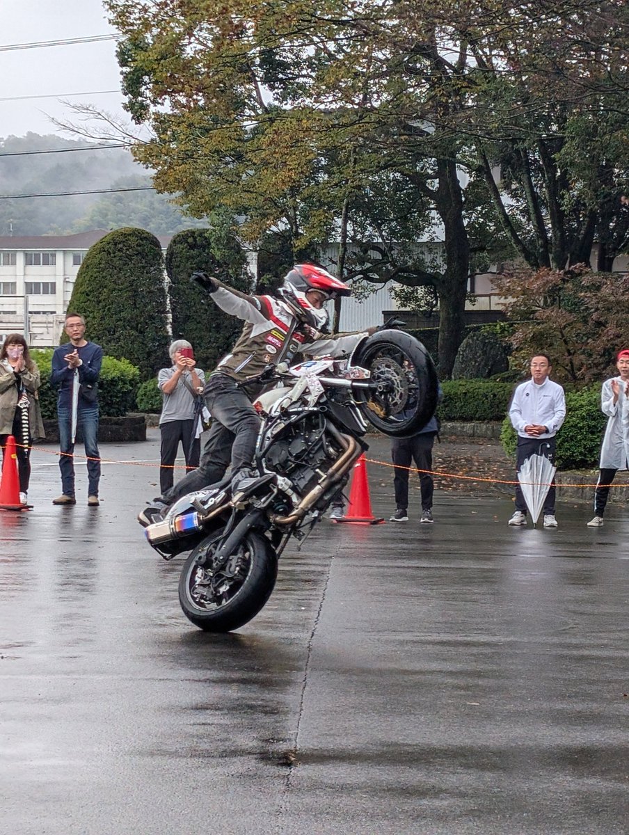 hirarinMOTOtwit's tweet photo. 大雨で路面濡れてるのにスタンドライディングしちゃうなんて、やっぱプロは違う‼️
#NAC
#OGAチャンネル
#OKKUN https://t.co/rh8pFR4AMe