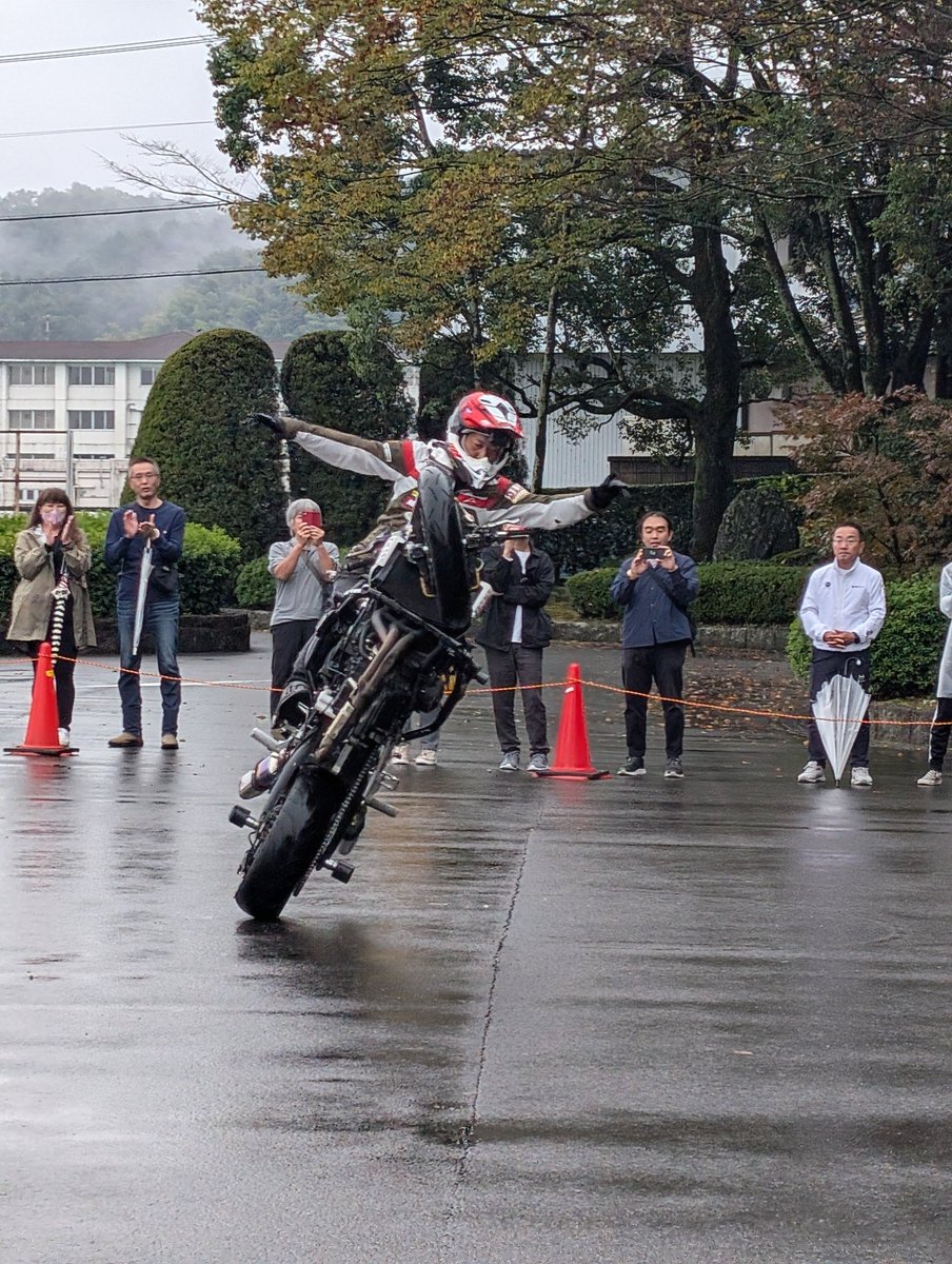 hirarinMOTOtwit's tweet photo. 大雨で路面濡れてるのにスタンドライディングしちゃうなんて、やっぱプロは違う‼️
#NAC
#OGAチャンネル
#OKKUN https://t.co/rh8pFR4AMe
