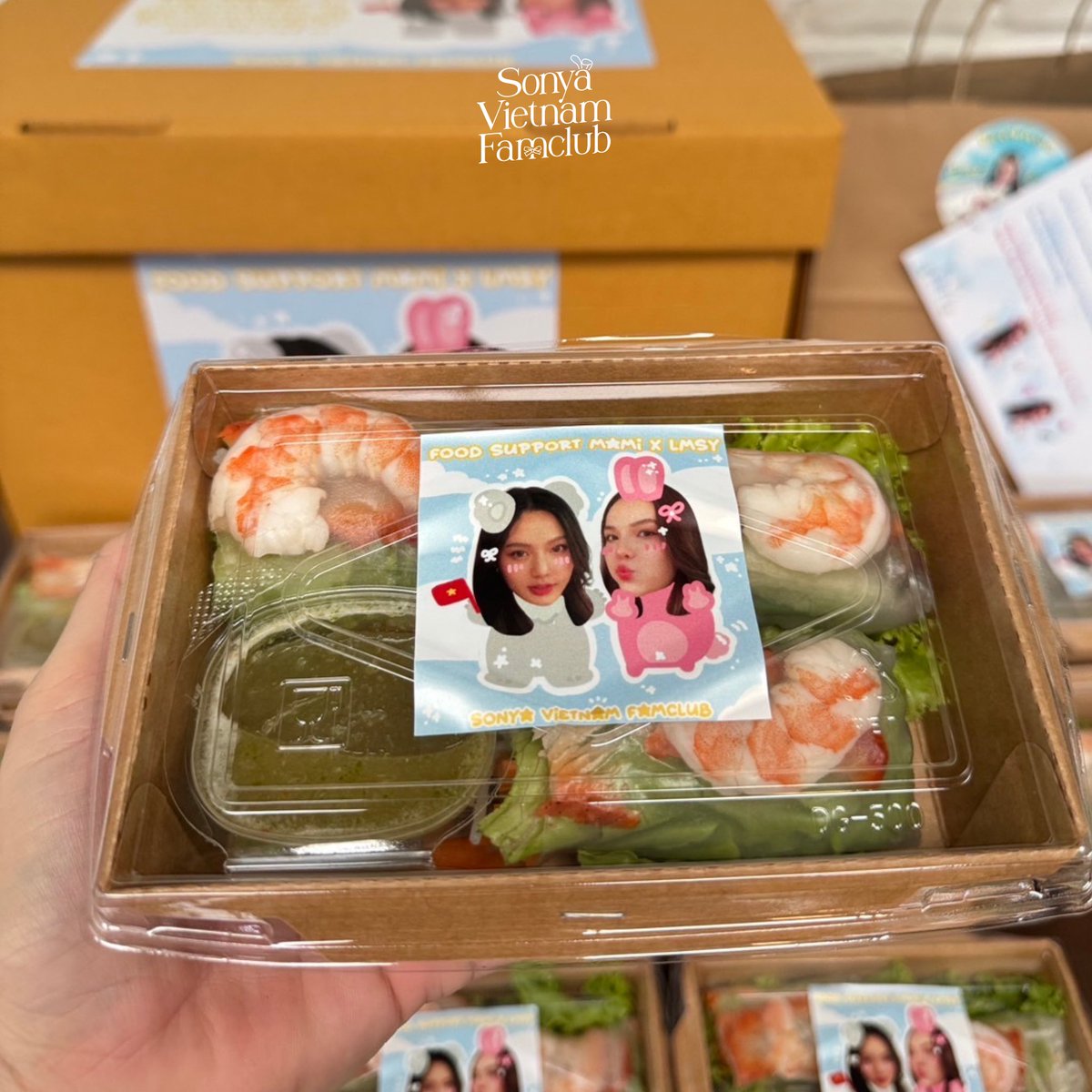 sonyafamclub_vn's tweet photo. 𝐅𝐨𝐨𝐝 𝐒𝐮𝐩𝐩𝐨𝐫𝐭 𝐟𝐫𝐨𝐦 𝐒𝐨𝐧𝐲𝐚 𝐕𝐢𝐞𝐭𝐧𝐚𝐦 𝐅𝐚𝐦𝐜𝐥𝐮𝐛 

Xin chào @sonyasarann 🇻🇳

พวกเราคือ ‘Bunnies’ จากเวียดนาม นี่เป็นครั้งแรกที่พวกเราส่ง ‘food support’ ให้คุณ ซึ่งมีอาหารเวียดนามอยู่ในนี้ด้วย หวังว่าคุณจะชอบอาหารจากบ้านเกิดของเรา

อย่ากินอาหารจานด่วนหรืออาหารแช่แข็งอีกนะ ดูแลสุขภาพตัวเองให้ดี และกินให้มากขึ้น

เราจะสนับสนุนคุณในหลายๆ กิจกรรมที่จะมาถึง ขอให้คุณและทุกคนประสบความสำเร็จมากๆ ในการ Live streaming 

พวกเรา Bunnies Vietnam รักคุณ 🐰🤏🏻

#LMSY #mami #มามิ 
#SonyaSaranphat #Sonyabunnies
#SonyaVietnamFamclub