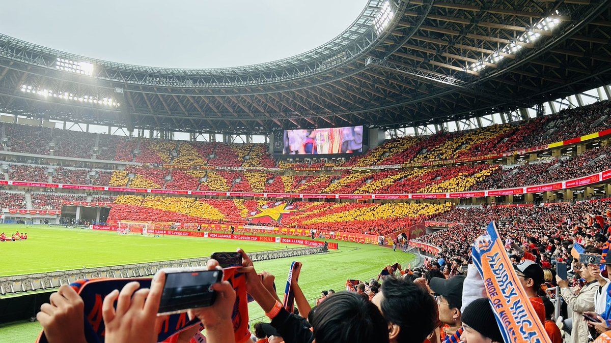 中の人 #ルヴァンカップ決勝 に来ております🏆

#名古屋グランパス🔴🟡か、#アルビレックス新潟🟠🔵か、スタジアムが赤とオレンジ真っ二つに分かれてます🔥

#ランゲラック 選手と #阿部航斗 選手、どちらの守護神が優勝のピッチに立っているか、注目です🧤🧤