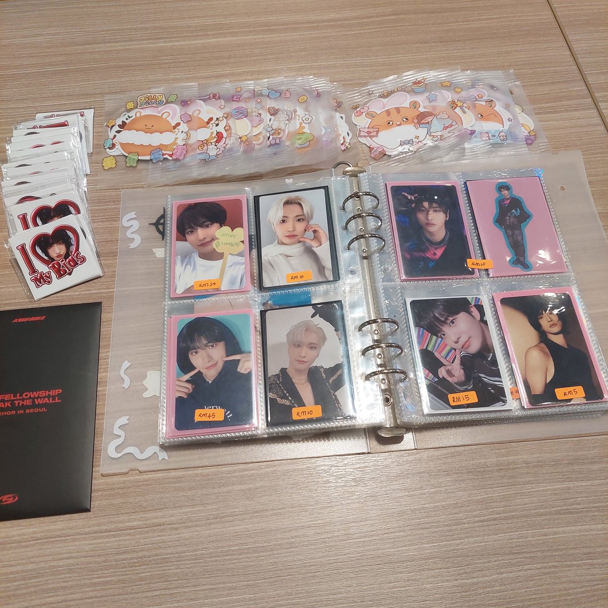 atiny_core's tweet photo. I ada sebelah Nam Heong Chicken Rice at cafeteria!! Come and grab your stickers and photocards 🫶✨️

#KQpartyATEEZ6thYrswithATINY  #kingofOstJonghoDay #ATEEZ https://t.co/zE3RMrDvG2
