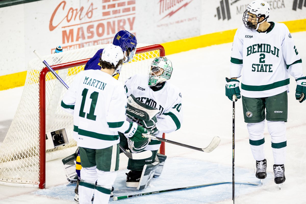 Keeping your eye on the puck right <a href="/sholly_32/">Mattias Sholl</a>?? 

📸 <a href="/brentcizekphoto/">Brent Cizek</a>

#GoBeavers #BeaverTerritory