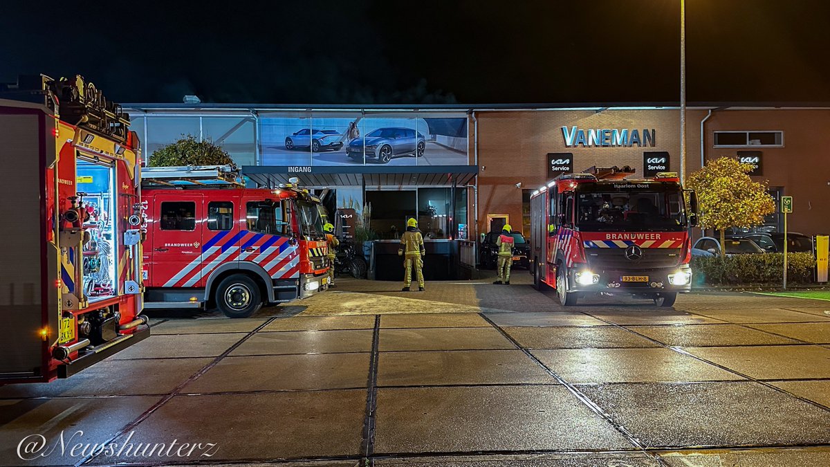 Lichte rookontwikkeling bij autodealer in Hoofddorp
