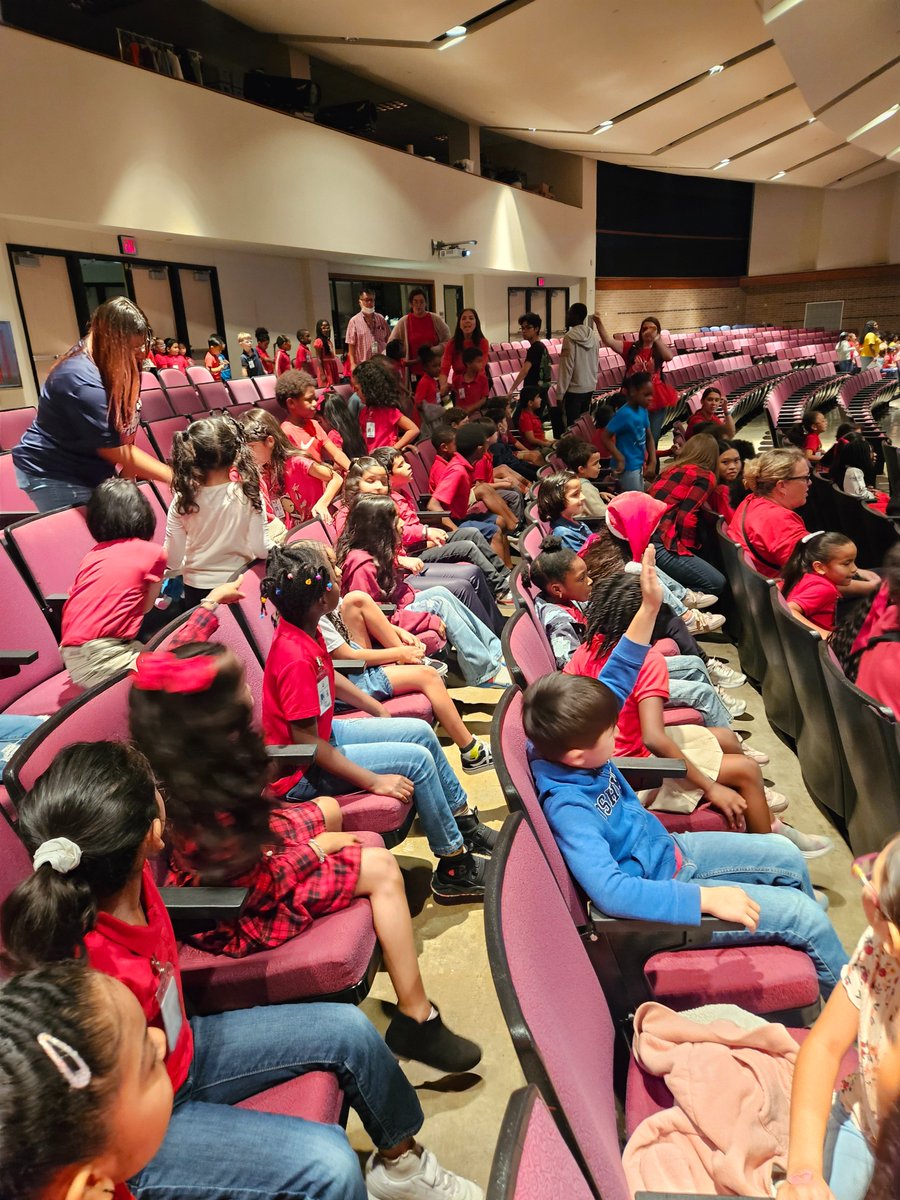 jemika05's tweet photo. @PetroskyPirates 1st and 2nd grade field trip to see the play Stuart Little by @ATaylorHS https://t.co/JpYQWheyo8