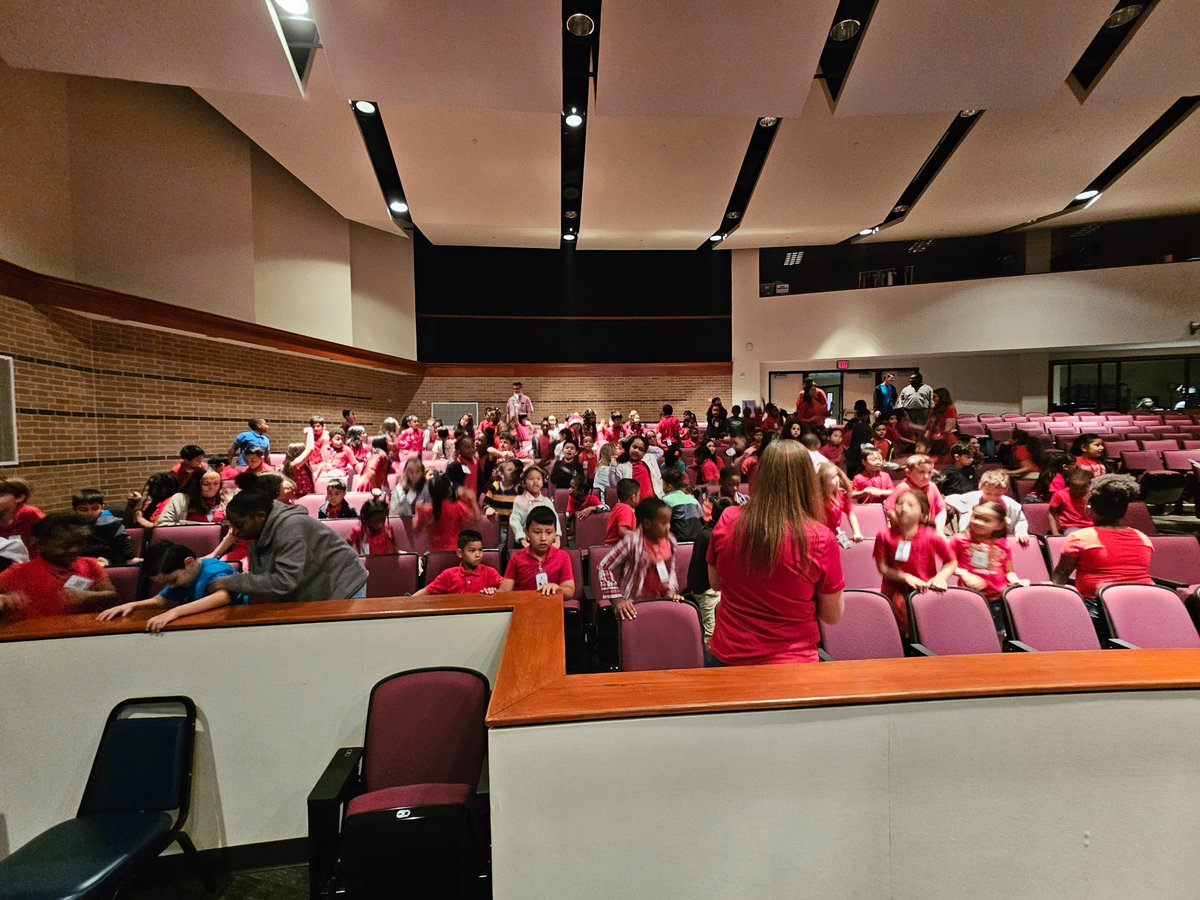 jemika05's tweet photo. @PetroskyPirates 1st and 2nd grade field trip to see the play Stuart Little by @ATaylorHS https://t.co/JpYQWheyo8