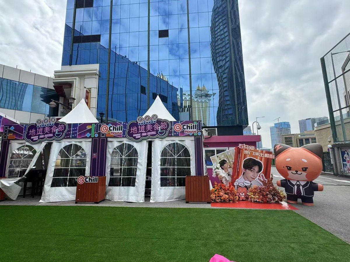 Smtmyworld0528's tweet photo. 负责人已经到现场了 石榴们可以到花墙这里找负责人领应援物哦 就在Chill House摊位隔壁

Admin has arrived at here. Seokryudans who wish to collect giveaways may come over! It’s beside the Chill House stall.

#石马修 #SEOKMATTHEW #석매튜 https://t.co/cpAzHhdo99