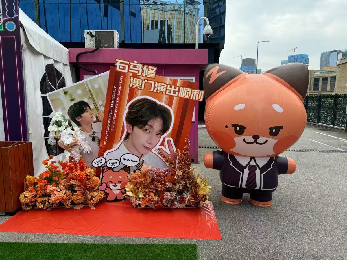 Smtmyworld0528's tweet photo. 负责人已经到现场了 石榴们可以到花墙这里找负责人领应援物哦 就在Chill House摊位隔壁

Admin has arrived at here. Seokryudans who wish to collect giveaways may come over! It’s beside the Chill House stall.

#石马修 #SEOKMATTHEW #석매튜 https://t.co/cpAzHhdo99
