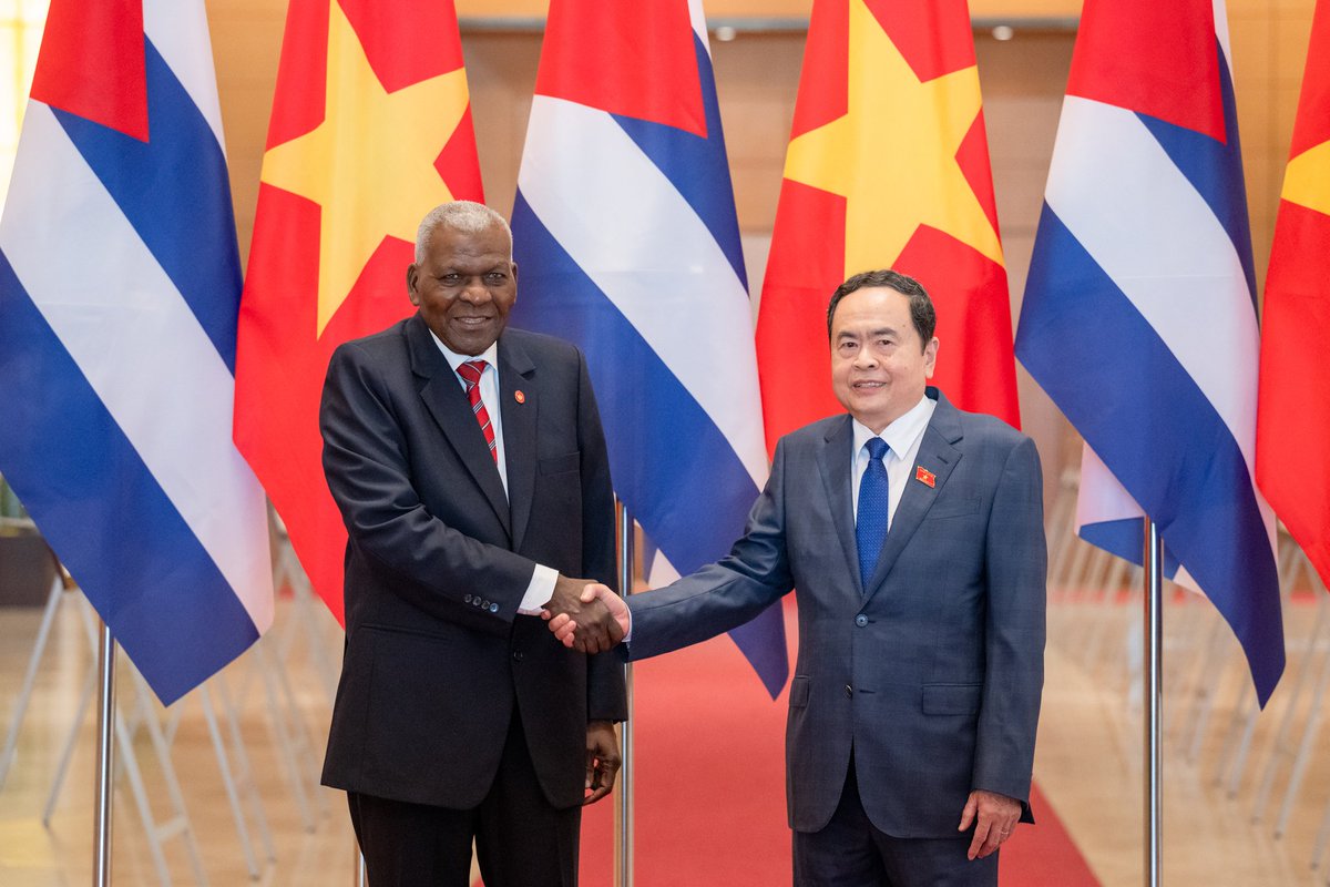 AsambleaCuba's tweet photo. Esteban Lazo, presidente de la @AsambleaCuba🇨🇺, sostuvo conversaciones oficiales con su homólogo de la Asamblea Nacional de #Vietnam🇻🇳, Tran Thanh Man. 

Ambas partes coincidieron en continuar fortaleciendo las relaciones interparlamentarias 

#EstebanLazoEnVietnam https://t.co/MpGtxX4nqc