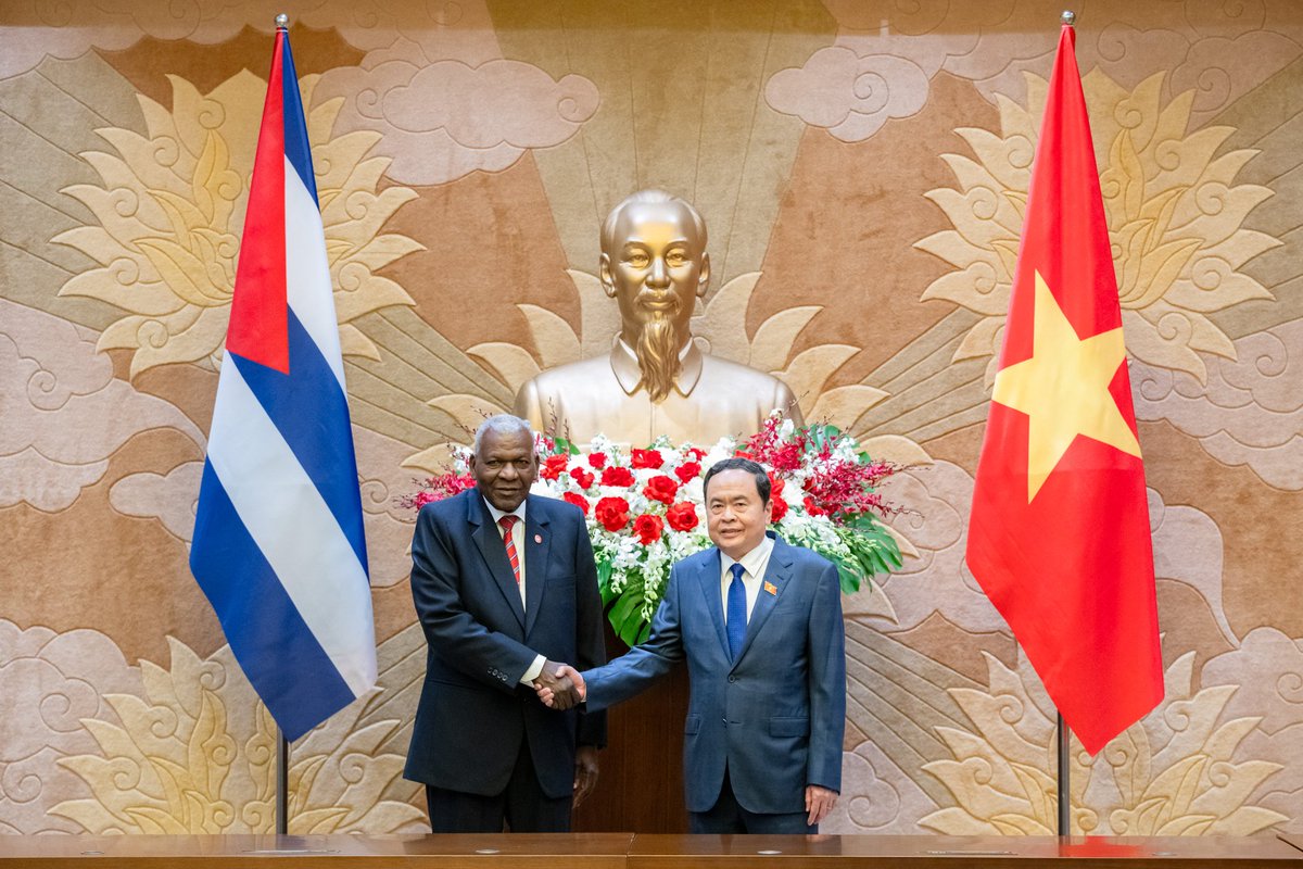 AsambleaCuba's tweet photo. Esteban Lazo, presidente de la @AsambleaCuba🇨🇺, sostuvo conversaciones oficiales con su homólogo de la Asamblea Nacional de #Vietnam🇻🇳, Tran Thanh Man. 

Ambas partes coincidieron en continuar fortaleciendo las relaciones interparlamentarias 

#EstebanLazoEnVietnam https://t.co/MpGtxX4nqc