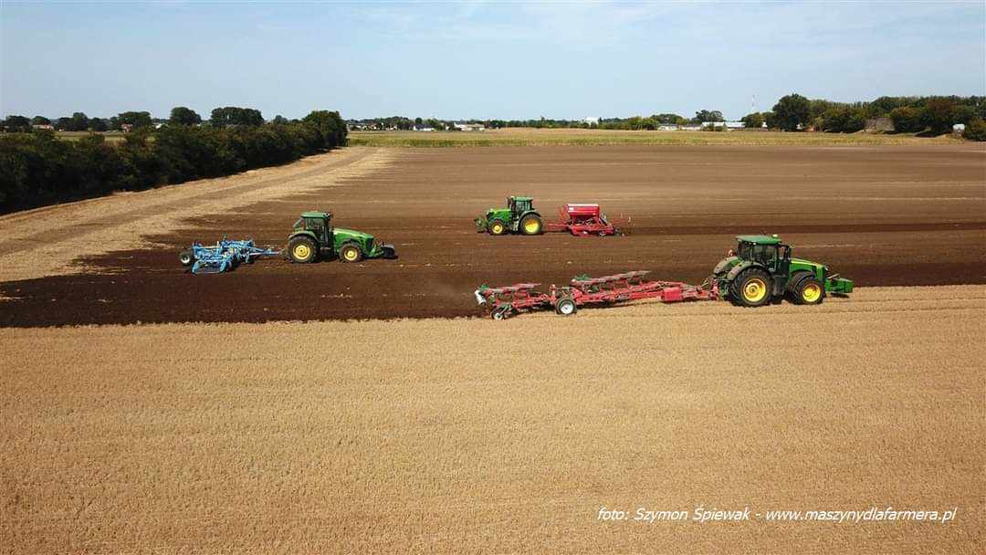 profiMagazin's tweet photo. #JohnDeere Power, abgelichtet ist ein 8400R + #Kverneland PW8, ein 8230 + #Farmet Kompaktomat K800 und ein 6155M + Horsch Pronto 4 DC. https://t.co/FF1dLvJ48O