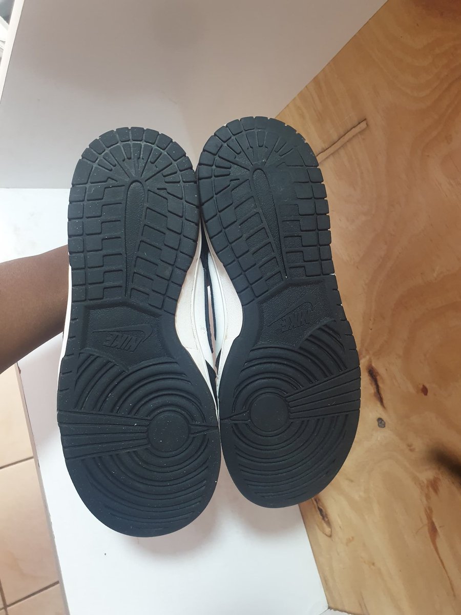 jocharle265's tweet image. Ife nde timasokolatu! Pali,

Nike SB Dunk Low Panda, size 8 going at
50,000 kwacha only &amp;amp; negotiable. Tipezeni ku free market, Lilongwe. 

Call or WhatsApp +265886463072