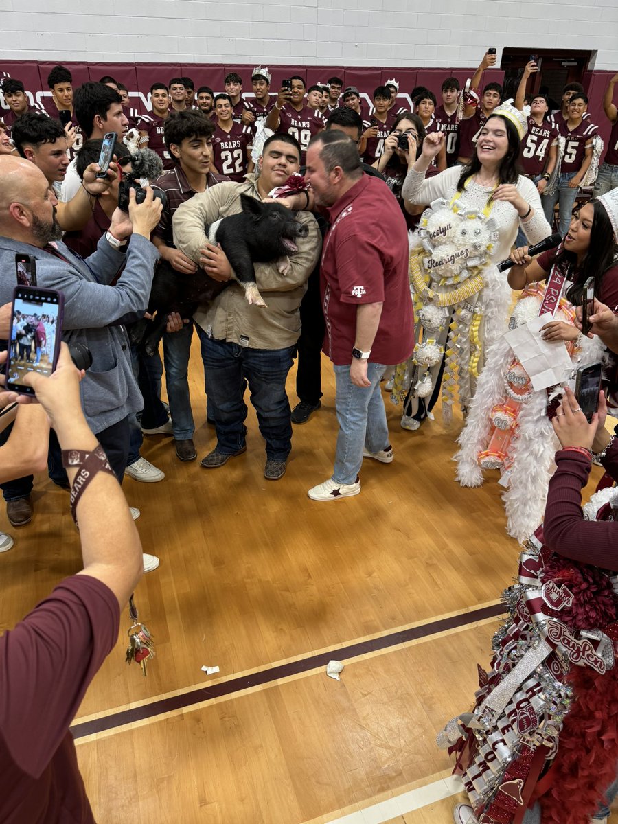 HOCO <a href="/PSJAECHS/">PSJA Early College High School</a> are the best ! Traditions that last a lifetime! Being the winner of the Homecoming Kiss the 🐷contest was one for the books!  Go Bears!  #homecoming 2024 #CrownJewel 🐻🐾🏈