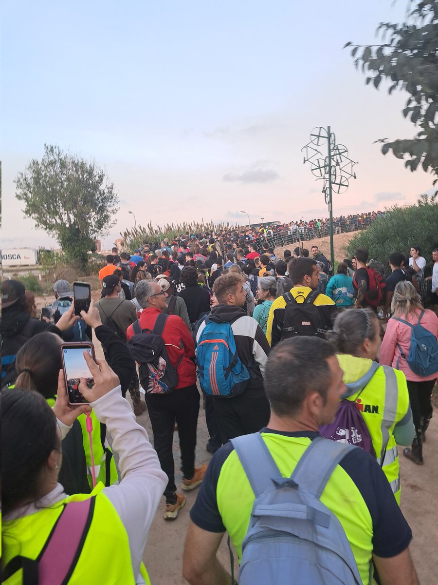 Esta es la España real, solidadaria. De todas las razas, religiones, ideologías, unidas ante la catástrofe. El pueblo unido jamás será vencido.💪 #dana #paiporta #sedavi #alfafar #chiva #catarroja #ribarroja #massanasa #requena