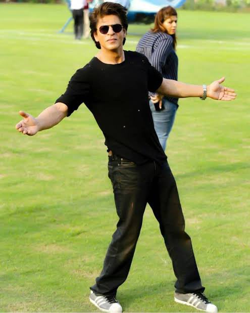 kingZawer's tweet photo. 🎉🎉🎉Happy Birthday 🎂🥳🥳 
KING @iamsrk 
 #HappyBirthdaySRK https://t.co/GtH0NyUzsk