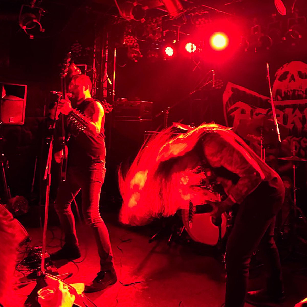 nbykisk's tweet photo. @INVICTUS__Japan @BMadigula 20241101 Noroth@ 浅草デスフェスト
シアトルOSDM。出演前のフロアから長身でライダースを着こなしスマートで紳士的な立ち振舞のBa氏のベースを構えた演奏スタイルから目が話せない。テクニカルなGtリフもいい。マーチとスプリット赤EPを速攻購入
#NOROTH
#asakusadeathfest 
#浅草デスフェスト https://t.co/NABGWcoRYA