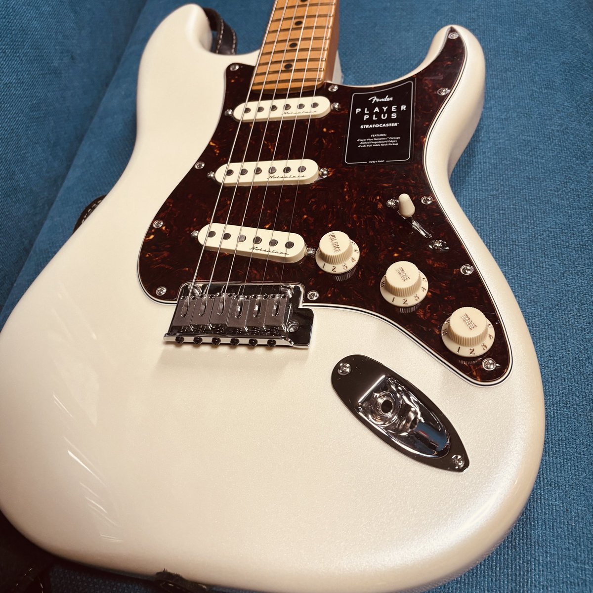 suga_songwriter's tweet photo. Newギターお迎えしました!
Fender Player Plus Stratocaster
Olympic Pearl
関東〜静岡の実店舗を探し回ったんですがなかなか在庫がなく、馴染みのショップさんにお取り寄せ依頼をしたところついに昨日無事到着、入手できました
#fender #playerplus #ストラト https://t.co/bnoa4NloE4