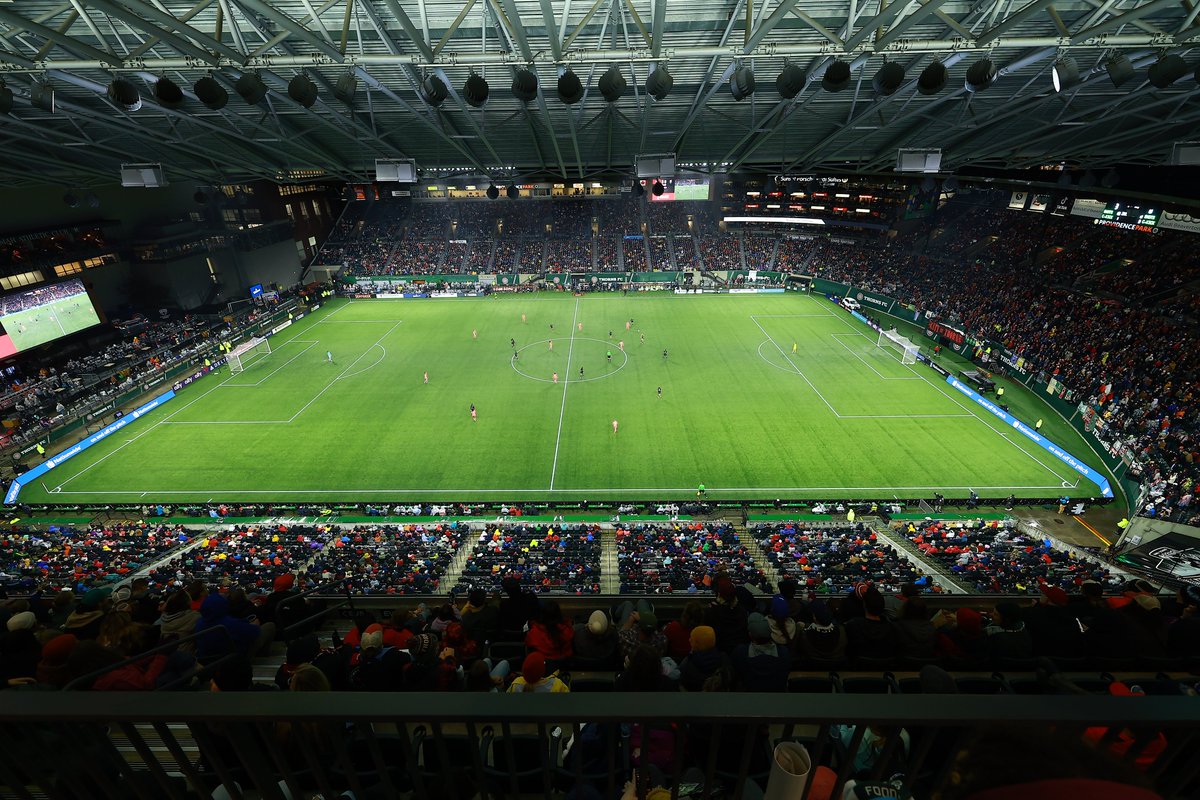 ThornsFC's tweet photo. 2️⃣3️⃣,2️⃣1️⃣2️⃣

a city that shows up for their goat. #ThankYouSinc https://t.co/6Nlf54j2QY