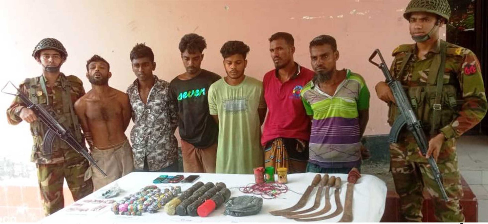 দেবহাটার খলিশাখালিতে সেনাবাহিনীর অস্ত্র বিরোধী অভিযানে বিভিন্ন সারঞ্জাম উদ্ধার