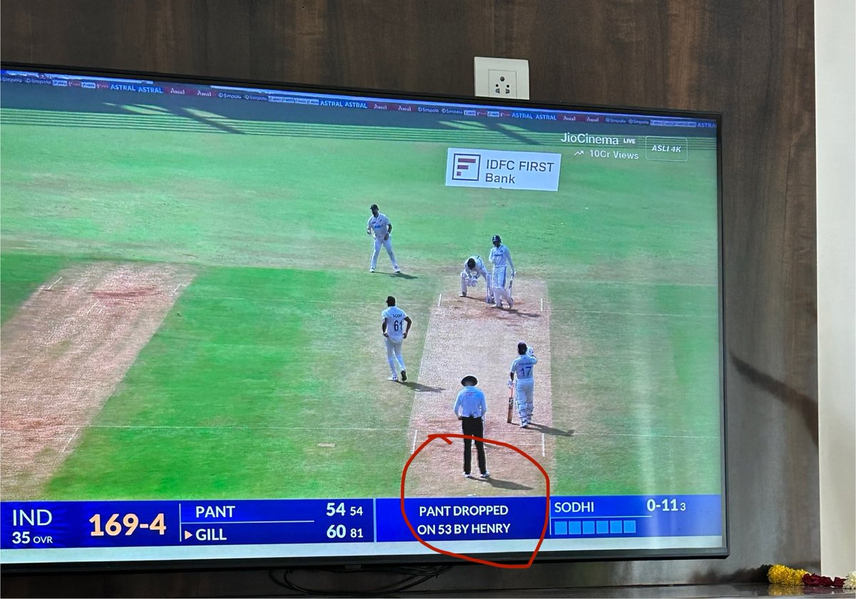 _shubhamt_'s tweet photo. My wife literally just asked me why Matt Henry dropped his pants on 53 😂

#INDvsNZ #RishabhPant https://t.co/Epujkj8hQC
