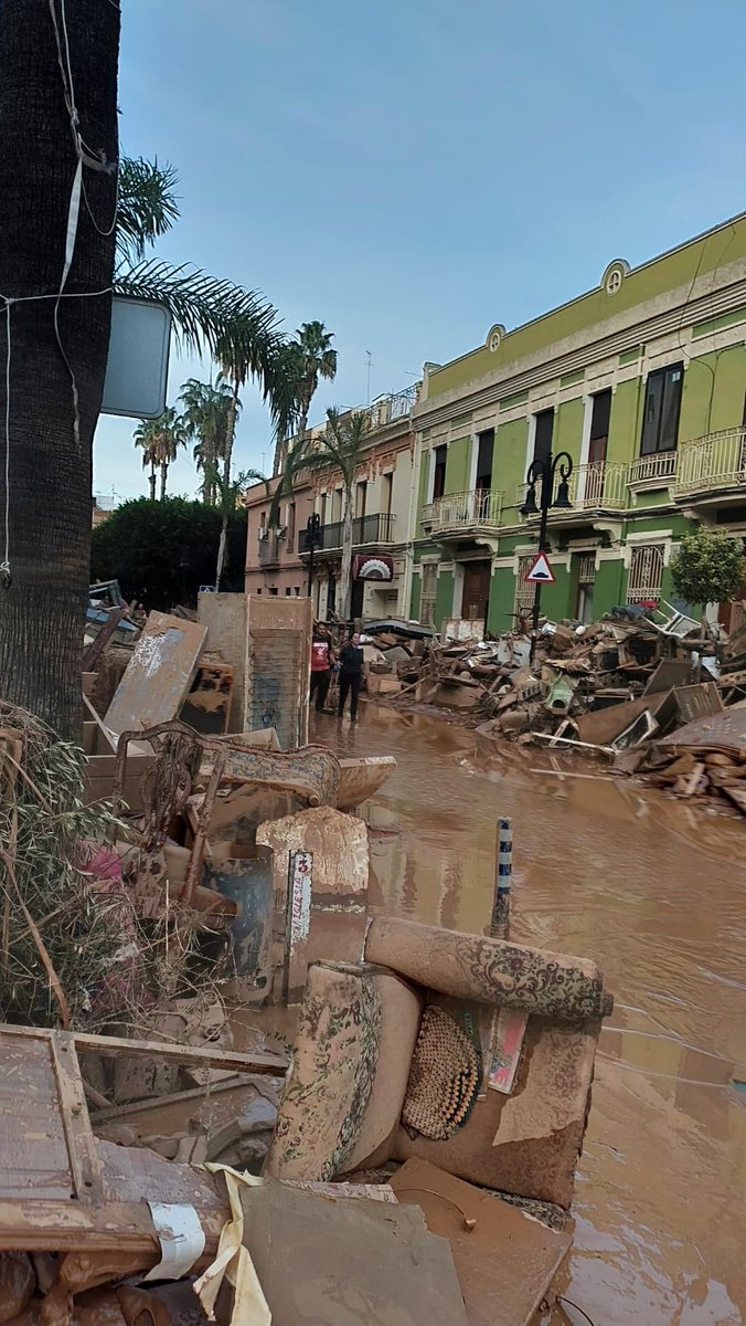 ⚠️ NECESITAMOS AYUDA. 🆘
me parte el alma ver así mi pueblo. muchos seguimos sin internet, luz o agua. algunos lo han perdido todo. 
NO ESTAMOS SALIENDO EN LOS MEDIOS DE COMUNICACIÓN.
Resistimos gracias a la solidaridad vecina y obrera. 
📷: Alacuás y Aldaia, Valencia.