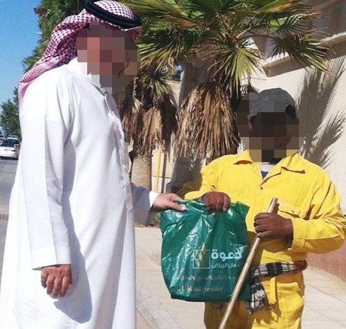 يقول صاحب هذه القصة :
قبل ٥ أشهر تقريبًا، كان الجو باردًا في الرياض وكنت ذاهب للعمل, وإذا بزميلي يرسل لي رسالة:

"يا أبو فلان، وانت جاي جب معك فطور."
قلت: 
"خل أمر الفوال اللي قريب من الدوام وأجيب لهم فطور."

المهم، وصلت الفوال وإذا فيه زحمة وصف ، لكن يمشي بسرعة.