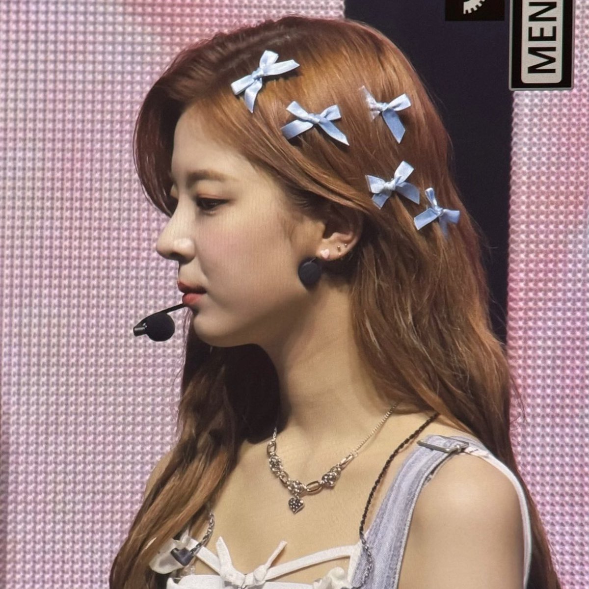 lialand_'s tweet photo. Lia so adorable with this ribbon  🎀💞 https://t.co/i5auj08jTC