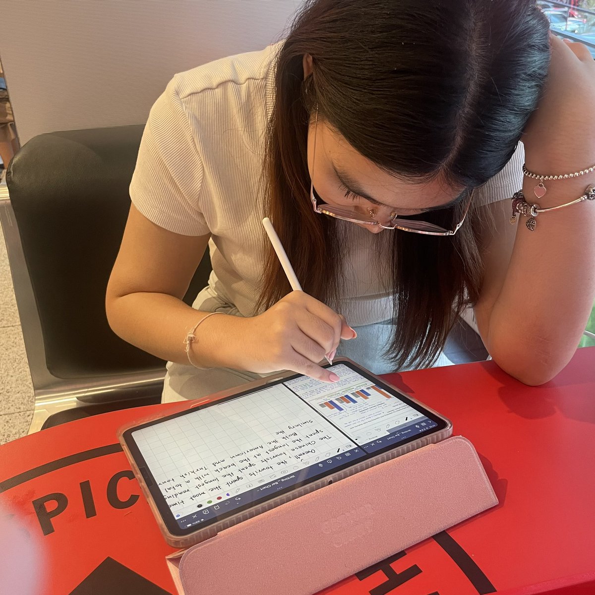 gbxtutor's tweet image. น้องข้าวฟ่างเรียน IELTS writing จากเขียนไม่ได้เลย ตอนนี้ดีขึ้นมากกก✨ พึ่งเรียนไปแค่3 ครั้งเท่านั้น ในพาร์ทwriting 

#สอนsat #สอนsatmath #satmath #รับสอนsat #สอนielts #สอนไอเอล #รับสอนsatmath #dek67 #dek68 #bbatu #bbacu #สอนdigitalsat #สอนพิเศษ