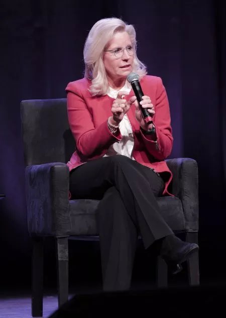 bluhue123's tweet image. Liz Cheney urges George W. Bush to endorse Kamala Harris

Drop a 💙 if you stand with Liz