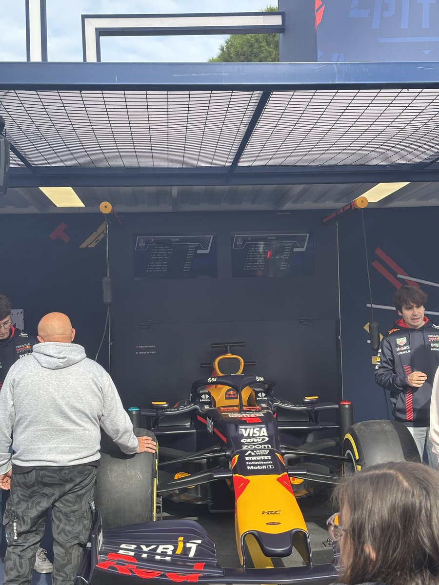 AleezaMa's tweet photo. #redbullpitlane https://t.co/3VhY3aDADp