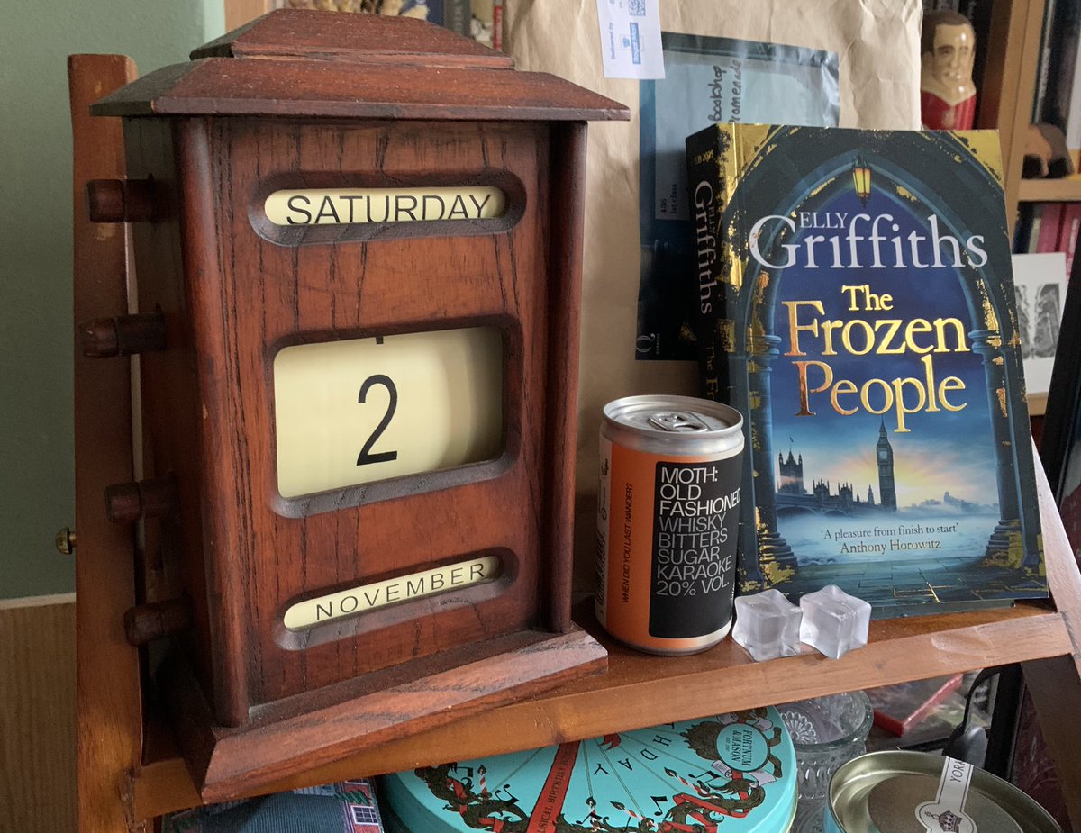 Many thanks to <a href="/QuercusBooks/">Quercus Books</a> for this much anticipated proof. I was hoping for a copy but I didn’t expect my favourite cocktail and some everlasting ice! <a href="/ellygriffiths/">Elly Griffiths</a> #TheFrozenPeople