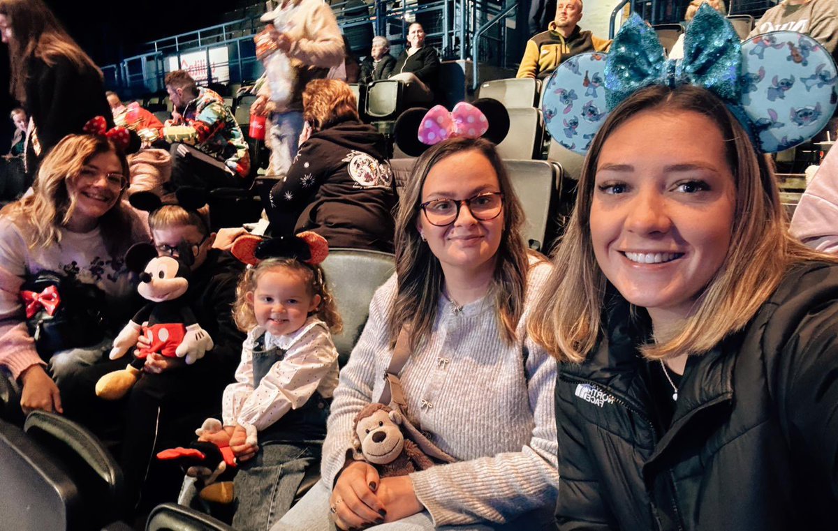 chloe_thomasX's tweet photo. #disneyonice https://t.co/ORfF8sXgf9