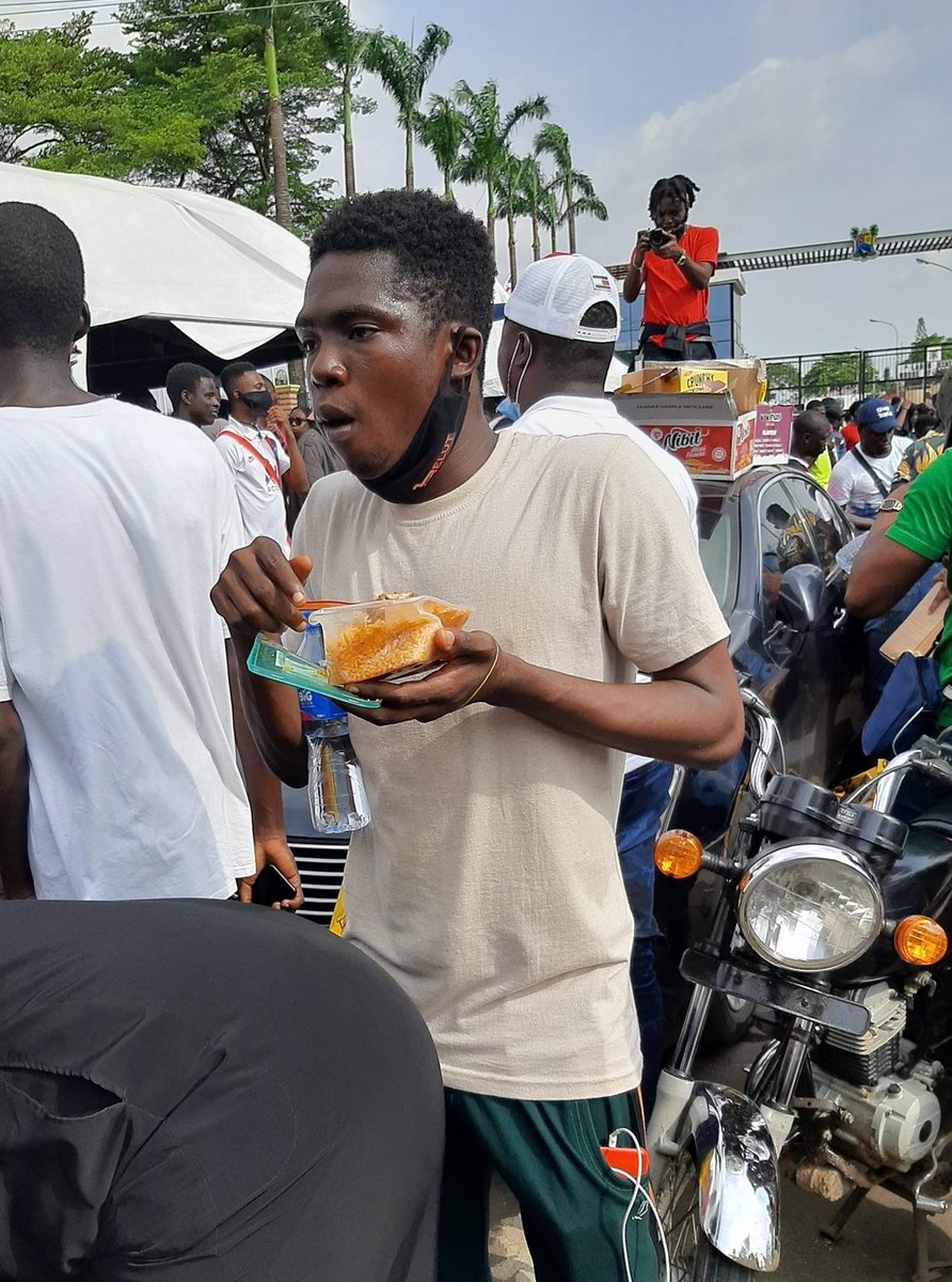 the_smallie's tweet photo. First frame is 2020 where Shank comics struggled before he could eat.

People always look shocked when I tell them how Shank became one of the biggest content creators in the country. 

One night in Nov 2020, Shank called me and said “Omo, wahala dey oo”. I asked what happened? https://t.co/h8qsBueOR2