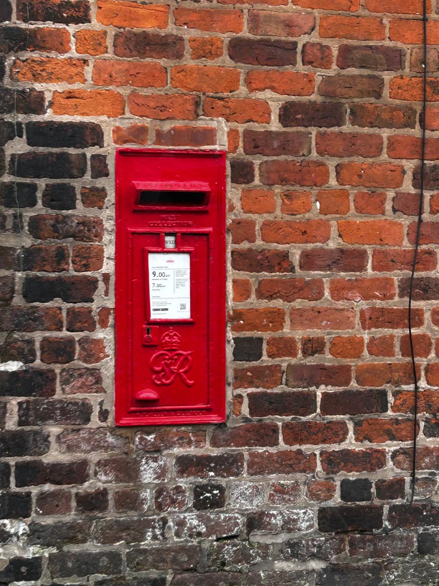 RoadsignReport1's tweet photo. Let's post up in Runcorn with this adorable George VI edition house walled for today's #PostboxSaturday 🏠💌 #LetterAppsoc #MailTime #SnailMailFun #StayConnected #PostboxLove #MailboxMagic @letterappsoc https://t.co/PXOB3C8lVM