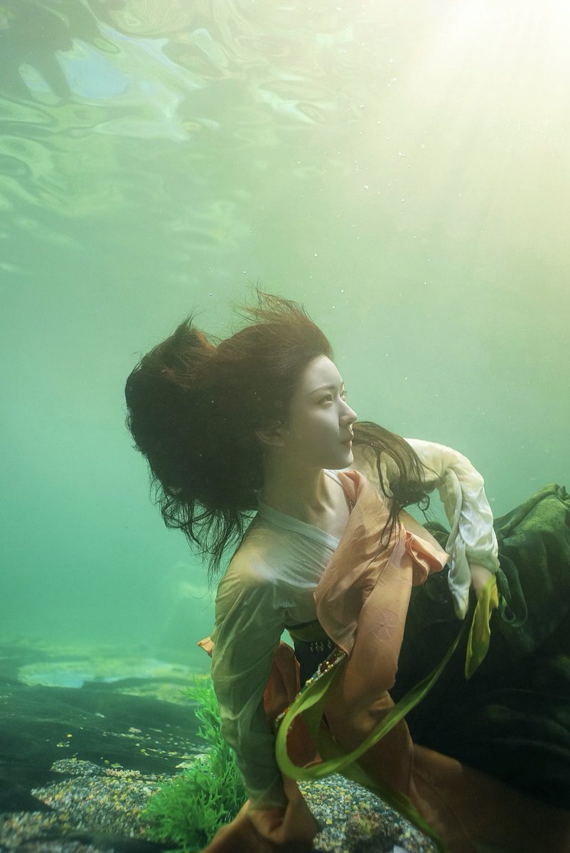 mochirooosy's tweet photo. duan wu                                          me 
underwater                        underwater https://t.co/yvwYoRkxQz